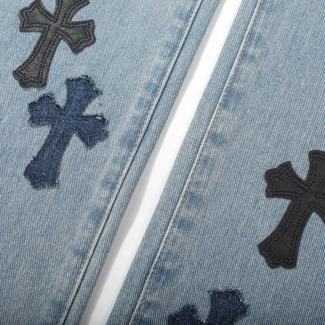 P290 (top replica) Ch rare co-branded top item Chrome hearts new Chrome heart patchwork leather patch cross stitching micro-flare jeans Top-notch configuration, invincible details! ! Cleanfit has become very popular in the past two years, and Kroxin’s consistent style is particularly high-end! ! Imported Japanese woven fabric ready-made clothes, genuine leather Crocodile leather labels and waist cloth leather tags are sewn on. The overall process is very cumbersome. The buttons on the trousers fly, rivets, back pockets, and metal decorative plates are all custom-made from molds. After they are finished, they are distressed to create a very effective effect. It has a vintage taste, and has been used by all kinds of big-name European and American celebrities. Kenijima’s cleanfit style has become popular all over the world. Top-grade hardware, pay attention to my detailed photos, the buttons are all detachable, and they are made of 925 engraved silver! ! Match as you like, suitable for both men and women ✔️✔️ Color: Blue Size: S M L XL